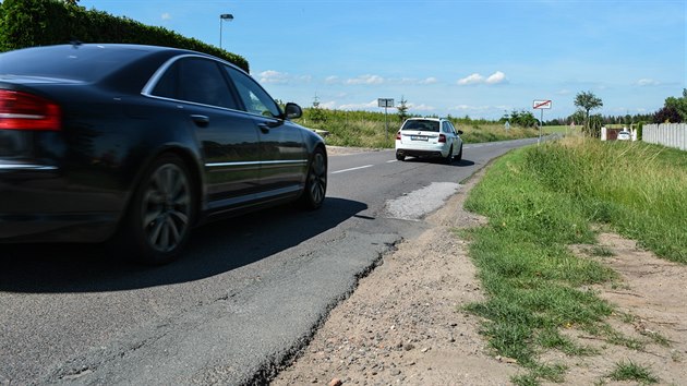 Auta objd kolony po silnici III. tdy pes Skalici a Skaliku. zk cesta enormn provoz nezvld. Na mnoha mstech jsou propadl krajnice (20.6.2017).