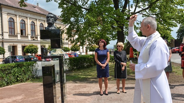 U pleitosti 60. vro mrt Frantika Kupky odhalili v Opon pomnk s jeho bustou. Vlevo je starostka Opona rka krabalov (24. 6. 2017).