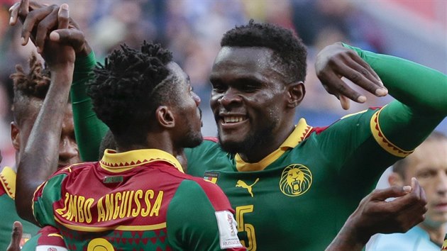 Andre Frank Zambo Anguissa (vlevo) z Kamerunu slaví gól do australské sítě, blahopřeje mu Michael Ngadeu-Ngadjui.