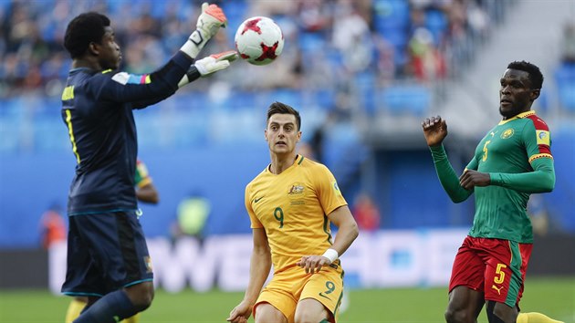 Kamerunsk brank Fabrice Ondoa (vlevo) tlum m v utkn proti Austrlii, situaci pozoruje Michael Ngadeu-Ngadjui (vpravo).