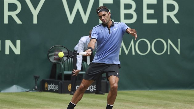 Roger Federer returnuje v duelu 2. kola na turnaji v Halle.