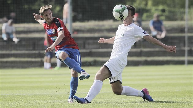 Plzesk zlonk Patrik Hroovsk (vlevo) v ptelskm utkn proti st nad Labem.