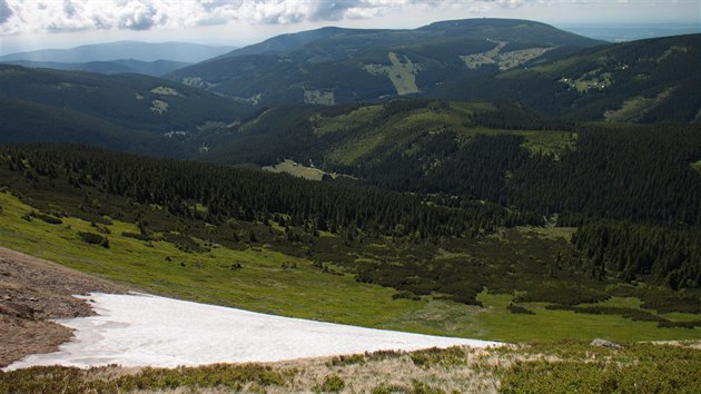 Pracovníci Správy Krkonošského národního parku měřili, kolik sněhu zbývá nad Modrým dolem (21.6.2017).