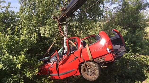 idi nepeil nehodu, pi n vyjel z vozovky v kopci u Vysokova nedaleko Nchoda (22.7.2017).