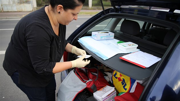 Zdravotní sestra Anna Slaboňová připravuje odběr krve.