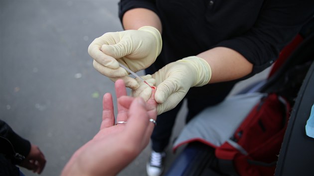 Odběr krve z prstu na HIV