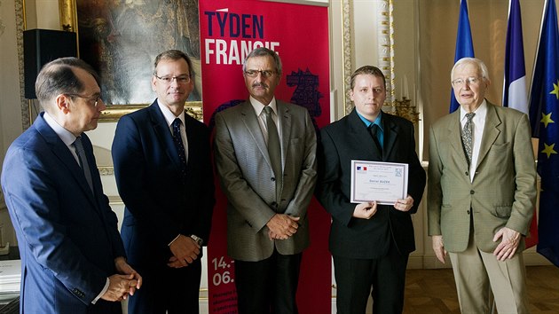 Daniel Bek s diplomem, po jeho levici sm nositel Nobelovy ceny za chemii Jean-Marie Lehn.
