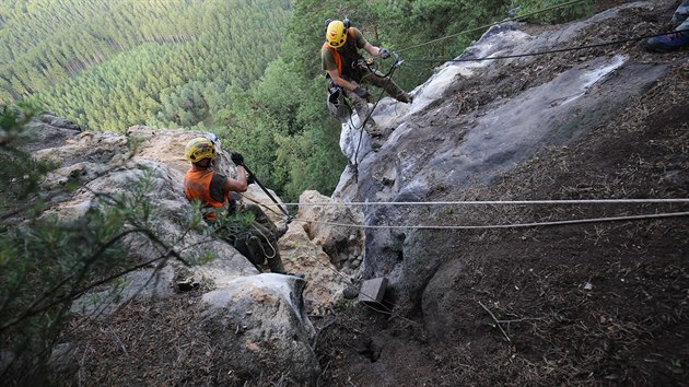 Dal�� dv� hodiny po shozen� skaln�ho bloku  prob�halo do�i�t�n� a �klid m�sta prac�.