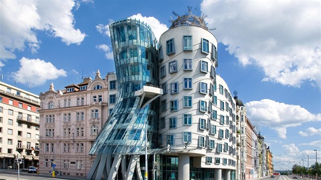 Tanc dm, Praha (1996). Jeden z architekt Vlado Miluni chtl, aby se budova vyklnla nad kiovatku - mlo to znait uveden esk spolenosti do pohybu po totalitnch asech.