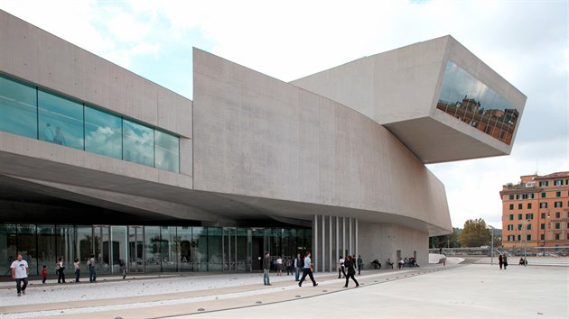 MAXXI, m (2010). Italsk nrodn muzeum navrhla Zaha Hadid. Je charakteristick dlouhmi vlncmi se stnami, kter slou k vystavovn z obou stran: zevnit i zven.