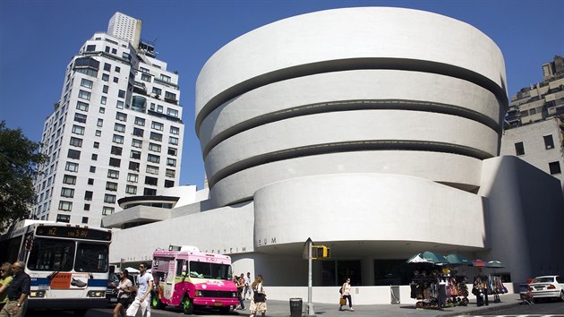 Guggenheimovo muzeum v New Yorku (1959).
Stavbu navrhl Frank Lloyd Wright, otevření se o půl roku nedožil. Galerie se vine do spirály, kde nejsou okna - obrazy se musí osvětlovat