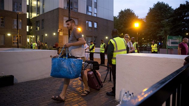 Londýňané během evakuace z domů s nebezpečně hořlavým obložením (23. 6. 2017)