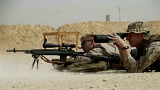 Sniper amerických mariák západn od Bagdádu. (26.1. 2005)