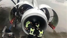 Pov�r�ivá �í�anka hodila do motoru letadla mince, zastavila tím odlet. (27.6....