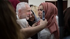 Lídr labourist Jeremy Corbyn navtívil místo útoku na na muslimy v londýnské...