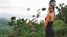 Francouzská fitness bloggerka Rebecca Burgerová na archivním snímku