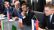 Zprava: Slovenský premiér Robert Fico, francouzský prezident Emmanuel Macron a...