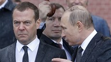 Ruský prezident Vladimir Putin a premiér Dmitrij Medvedv si u Kremlu...
