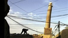 Meita al-Núrí v Mosulu a její naklonný minaret na archivním snímku