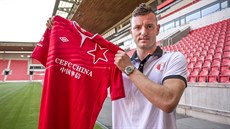 Branká Jan Latvka ukazuje dres svého nového klubu.