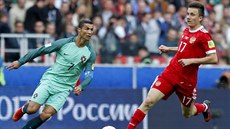 Cristiano Ronaldo (vlevo) v souboji s Aleksandrem Golovinem.
