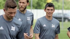 Zálo�ník Pavel Pilík (s �íslem 24) mezi karvinskými fotbalisty Janem Ho�kem a...