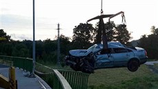 Auto spadlo z mostu u sokolovské chemi�ky.