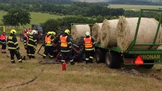 Na louce se pevrátil traktor, jeho idi nehodu nepeil. (27. ervna 2017)