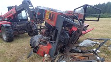 Na louce se pevrátil traktor, jeho idi nehodu nepeil. (27. ervna 2017)