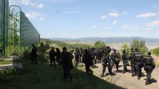 Zasahující policisté při vniku aktivistů do dolu Bílina na Mostecku (24.6.2017)
