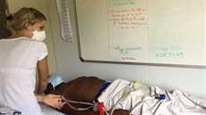 Plicní lékařka Veronika Polcová při péči o pacienta s tuberkulózou ve Svazijsku