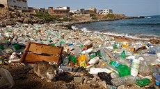 Plastový odpad na pobřeží senegalského Dakaru.