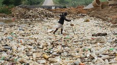 Znečištěná řeka ve městě Abidžan v  Pobřeží slonoviny.