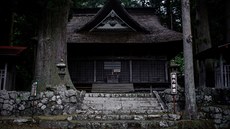 Chrám a hbitov v japonské lesní rezervaci slouí bezejmenným sebevrahm.