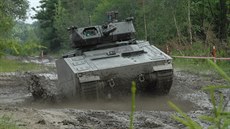 Obrnnec CV90 z bezosádkovou ví bhem armádních test na Libavé