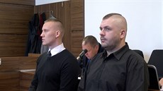 Obžalovaní policisté Jan Tichý (vpravo) a Lukáš Oubrecht u Městského soudu v...