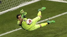 Kapitán a brankář Chile Claudio Bravo chytá jednu ze tří penalt v semifinálovém...