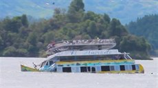 Potáp�jící se výletní lo� v Kolumbii zachycená na amatérském videu (25. �ervna...