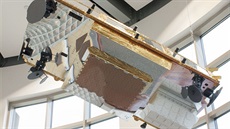 Model satelitu Iridium NEXT bez solárních panelů vystavený v řídicím středisku...