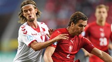 Český stoper Stefan Simič (vpravo) odehrává míč před dánským útočníkem Lucasem...