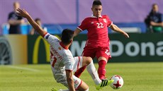 Srbský záloník Srdjan Plavi (vpravo) se na mistrovství Evropy do 21 let...