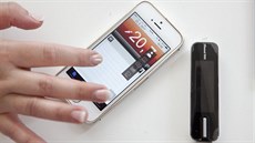 Mobilní telefon s otevenou aplikací na dálkové sledování krevního cukru...
