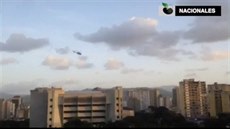 Policejní vrtulník letí nad budovou nejvyššího soudu v Caracasu (28. června...