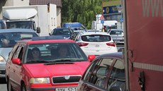 Kolona stojících aut p�ed k�i�ovatkou v Sezemicích.