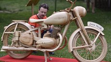 Práci na motocyklu Pavel Svoboda během dvou let věnoval 2 077 hodin.