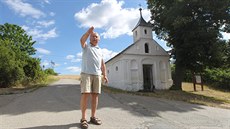 Rodák ze Skryjí Milo Kudera ukazuje, kde bývala kovárna. Napravo od kapliky...