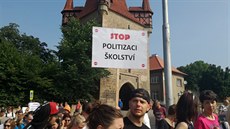 V Rakovníku proti editelce Radce Soukupové demonstrovaly stovky lidí. Vadí jim...