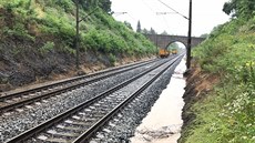 Déšť podemlel trať, vlaky mezi Radotínem a Dobřichovicemi se zastavily...