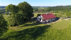 V p�ízemním domku uprost�ed krásné p�írody �ijí mladí majitelé od roku 2015.