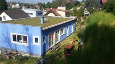 Na st�echu nechal majitel instalovat extenzivní zelenou st�echu.
